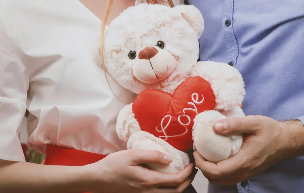 Romantic gift setup – category cover image for Gifts for Couples.